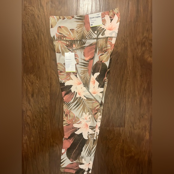 Old Navy NWT Active Elevate Cropped High Rise Leggings - Floral - Medium - Picture 4 of 10